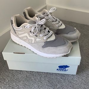 KARHU
LEGACY 96 unisex size US 10.5
DAWN BLUE/BRIGHT WHITE